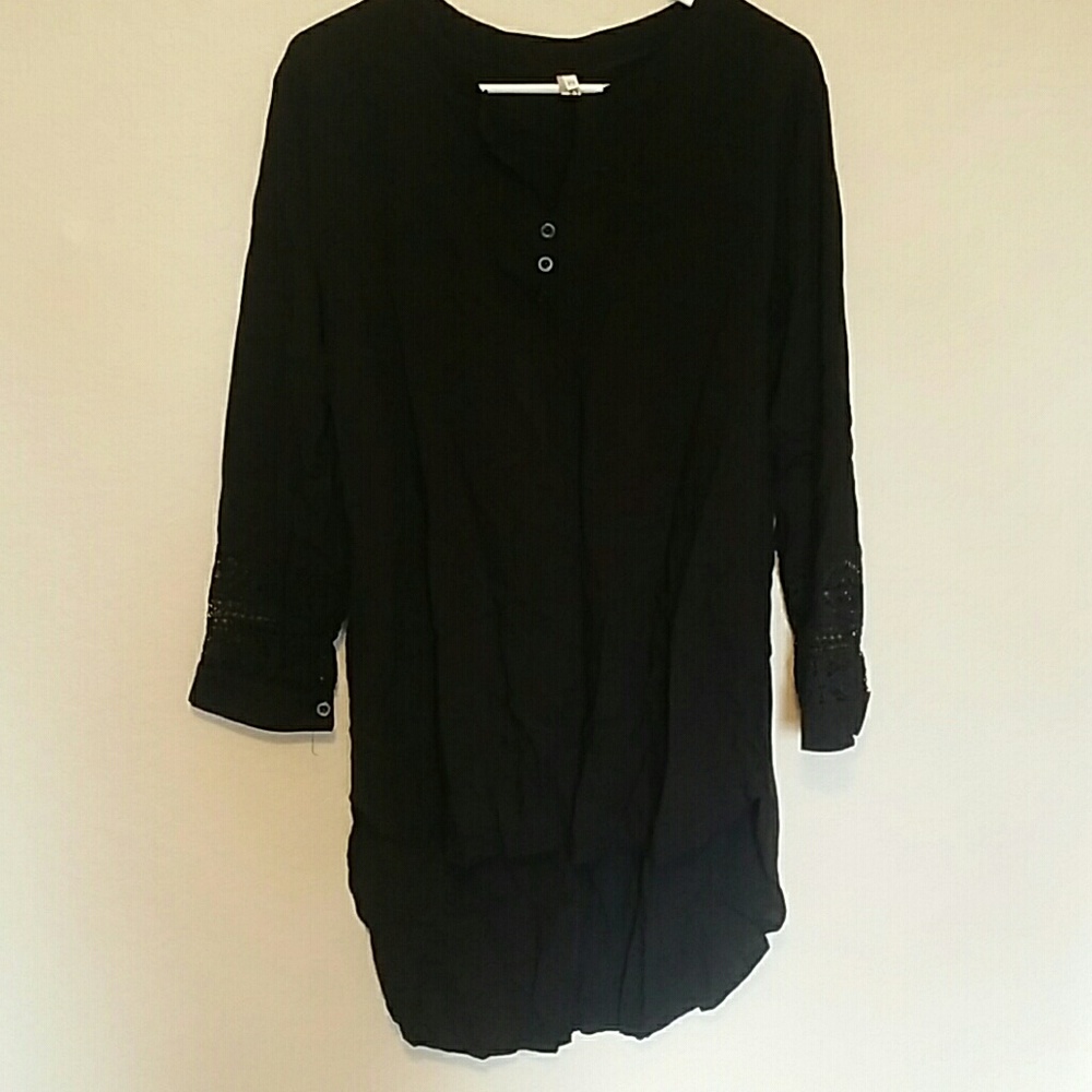 Black Hi-Low Tunic w/ Lace Sleeve